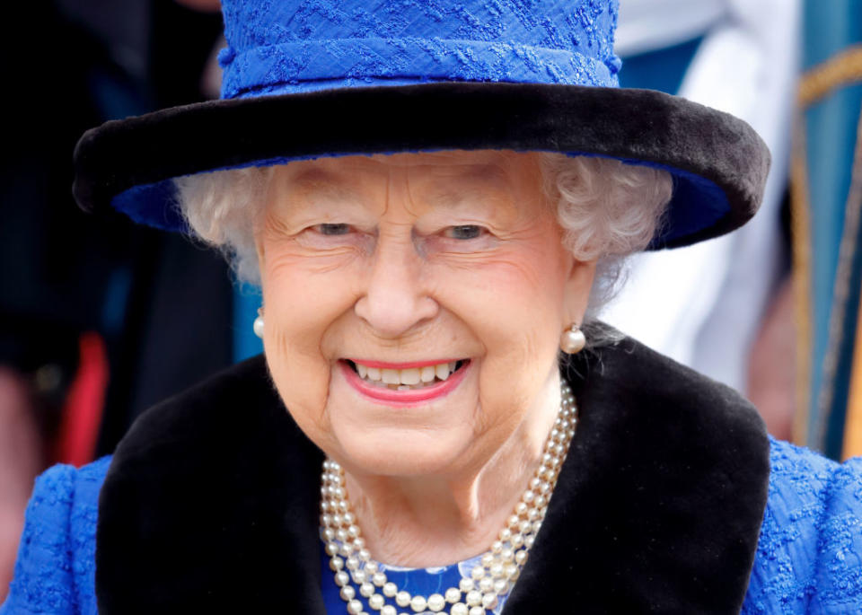 Aus der persönlichen Garderobe hat Queen Elizabeth den Pelz, wie hier am Kragen und Hut, verbannt. (Bild: Getty Images)