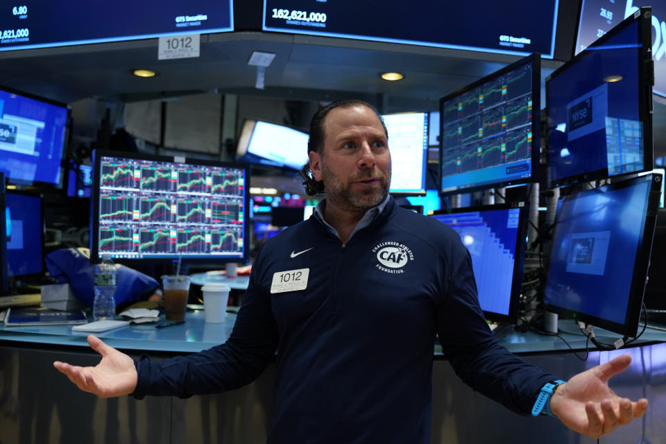 NEW YORK, US - OCTOBER 5: Traders work at the New York Stock Exchange on October 5, 2022 in New York City. The US national debt exceeded $31 trillion for the first time amid rising interest rates to tame the record-high inflation, and growing economic uncertainty, according to Treasury Department data. (Photo by Lokman Vural Elibol/Anadolu Agency via Getty Images)