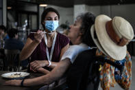 Junto a los vecinos, en el pueblo residen 120 personas entre médicos, enfermeros, voluntarios y otros profesionales sanitarios que se encargan de cuidarlos y de realizar las diferentes terapias con ellos. (Foto: Philippe Lopez / AFP / Getty Images).