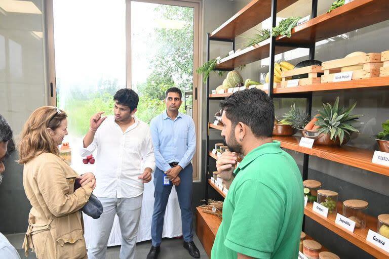 Anant Ambadi en la cocina del centro de rescate de animales Vantara, con LA NACION