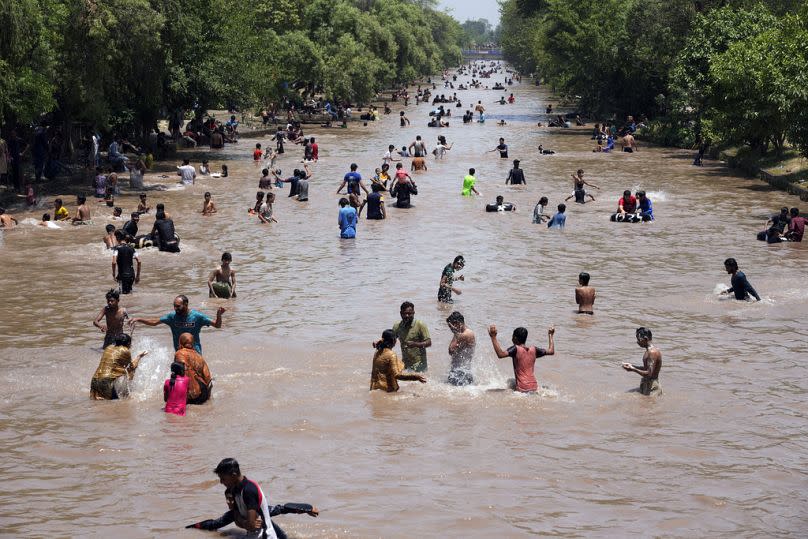 Viele Menschen baden im Fluss, um sich abzukühlen.