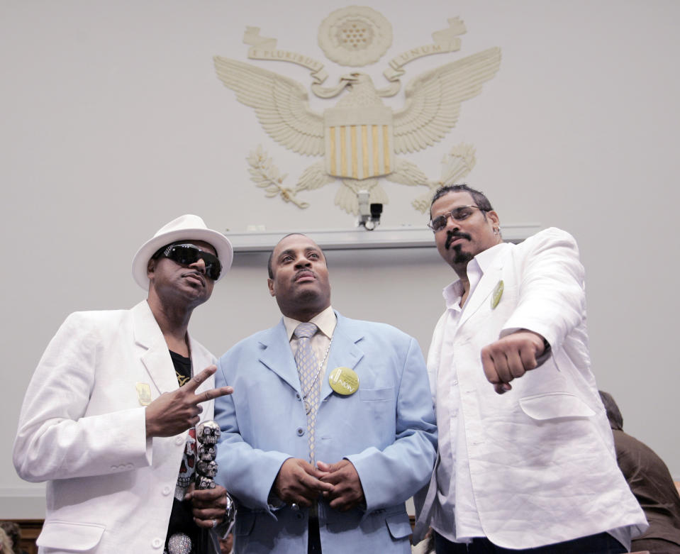 ARCHIVO - Hendogg de The Sugarhill Gang, izquierda, Grandmaster Dee de Whodini, centro, y Michael "Wonder Mike" Wright de The Sugarhill Gang, posan para una foto en el Capitorlio en Washington, el 11 de junio de 2008. En las cinco décadas desde que el hip hop surgió en la ciudad de Nueva York, se ha extendido por todo el país y por el mundo. Y en cada paso ha habido cambios y adaptaciones, ya que voces nuevas y diferentes entraron y lo hicieron suyo. Sus cimientos están arraigados en las comunidades negras donde se dio a conocer inicialmente, pero se ha extendido tanto que no hay un rincón del mundo que no haya sido tocado por él. (Foto AP/Susan Walsh)