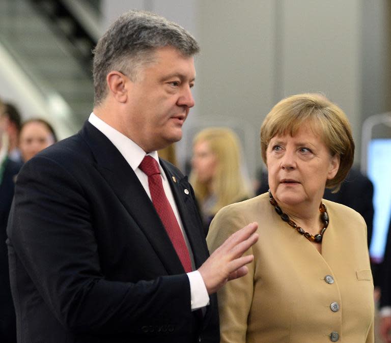 German Chancellor Angela Merkel (right) talks to Ukrainian President Petro Poroshenko in Riga on May 22, 2015