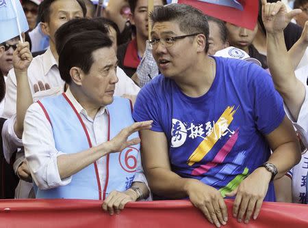 Taiwan's President Ma Ying-jeou (front L) speaks to Sean Lien, the Nationalist Party's (KMT) Taipei mayor candidate, during a campaign rally ahead of the election in Taipei in this November 22, 2014 file photo. REUTERS/Minshen Lin/Files