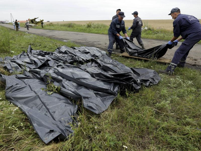 Die Todesopfer werden in schwarze Leichensäcke gepackt. Foto: Anastasia Vlasova