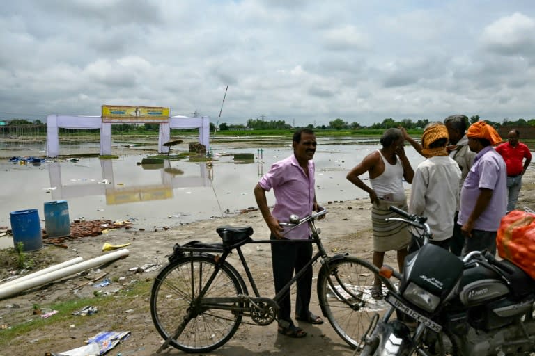 Varias personas se congregan cerca del lugar de la estampida ocurrida en Hathras, en el estado indio de Uttar Pradesh, el 4 de julio de 2024 (Arun Sankar)