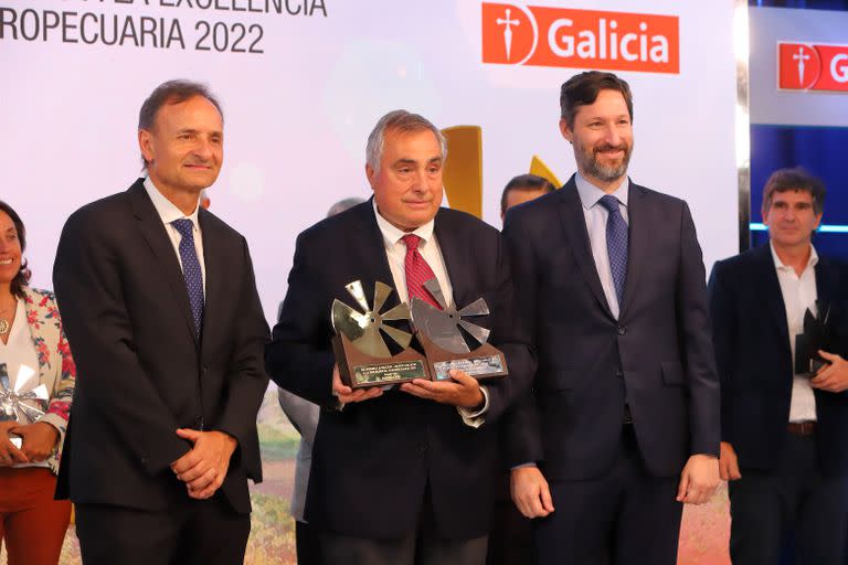 XX Premio LA NACION – Banco Galicia a la Excelencia Agropecuaria 2022. 24-11-22MEJOR INNOVACIÓN TECNOLÓGICA y ORO 2022, Rizobacter, Ricardo Yapur, CEO Eleonora Cole (LANACION), Fabián Kon (Banco Galicia),Alberto Guil (Delfinagro), Alberto Santinelli (Cooperativa Guillermo Lehmann), Sergio Britos (CEPEA), Diego Sanchez Granel (ManAgro SA), Juan Miguel Casadoumec