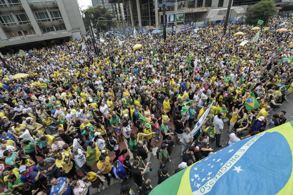 Simpatizantes del candidato presidencial Jair Bolsonaro del Partido Social Liberal (PSL) se reunieron el domingo 30 de septiembre de 2018 en la avenida Paulista, en Sao Paulo (Brasil). (Foto EFE/Sebastião Moreira)