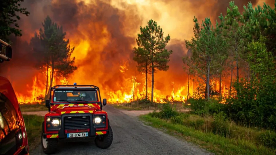 Bomberos franceses luchan contra el fuego en la localidad de Teste-de-Buch.