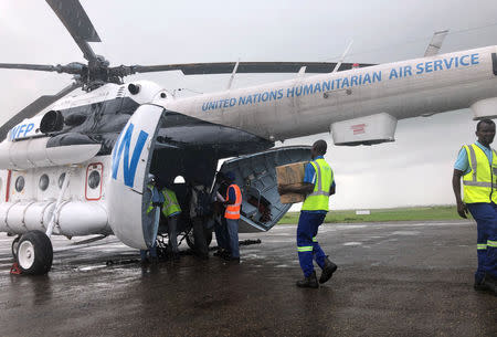 Aid workers from the World Food Progam load supplies onto a helicopter in the aftermath of Cyclone Idai, in Beira, Mozambique, March 23, 2019. REUTERS/Emma Rumney