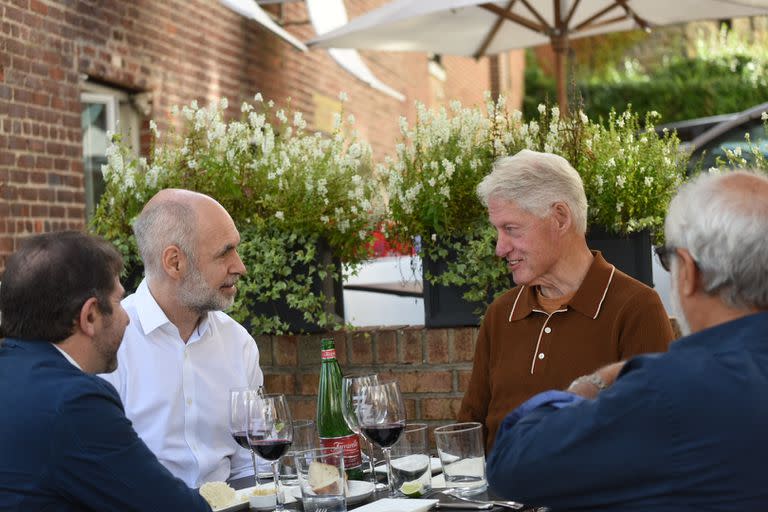 El jefe de gobierno de la ciudad de Buenos Aires, Horacio Rodríguez Larreta, y el expresidente de Estados Unidos Bill Clinton