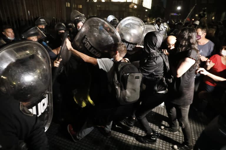 Tensión frente a la Casa Rosada entre un grupo de manifestantes y la policía