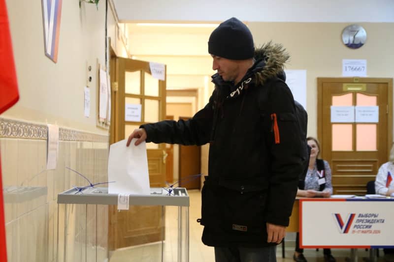 A man casts his vote at a polling station during the 2024 Russian presidential elections. Maksim Konstantinov/SOPA Images via ZUMA Press Wire/dpa