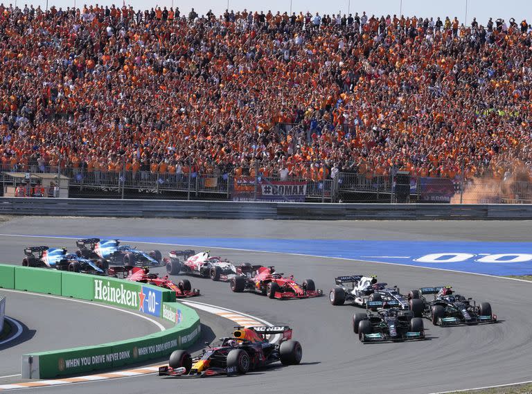 Max Verstappen de Holanda lidera en la salida y es seguido por el Mercedes de Lewis Hamilton en Zandvoort, Holanda