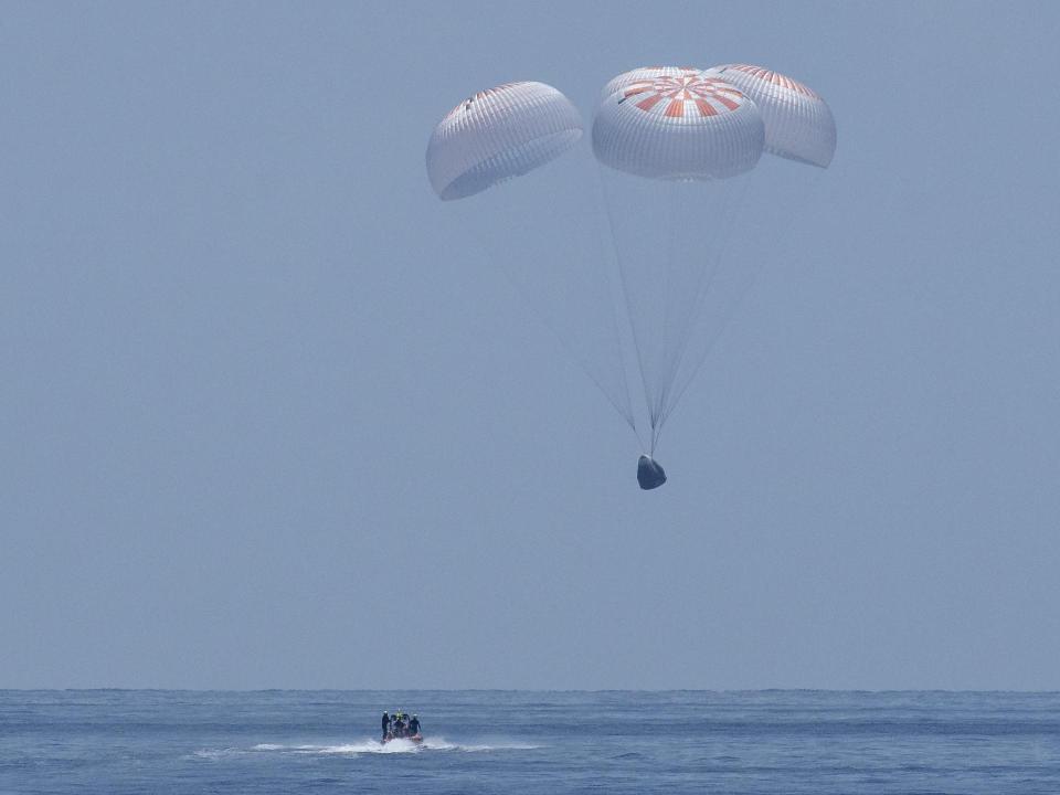 demo2 splashdown parachutes crew dragon landing spacex