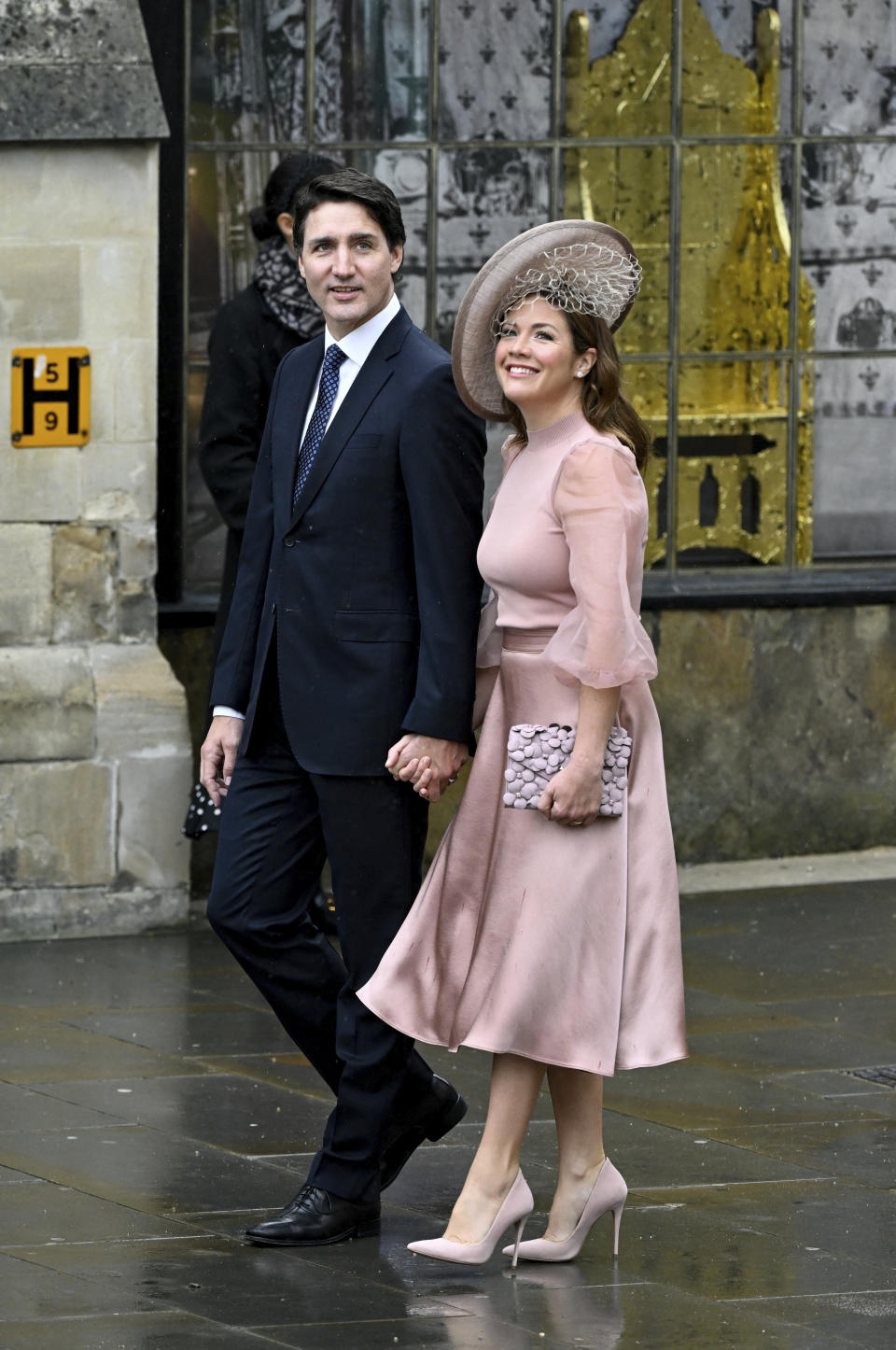 Il primo ministro canadese Justin Trudeau e sua moglie Sophie Grou-Trudeau arrivano per l'incoronazione del re britannico Carlo III e Camilla, regina consorte, all'Abbazia di Westminster, Londra, sabato 6 maggio 2023 (Toby Melville, pool via AP)