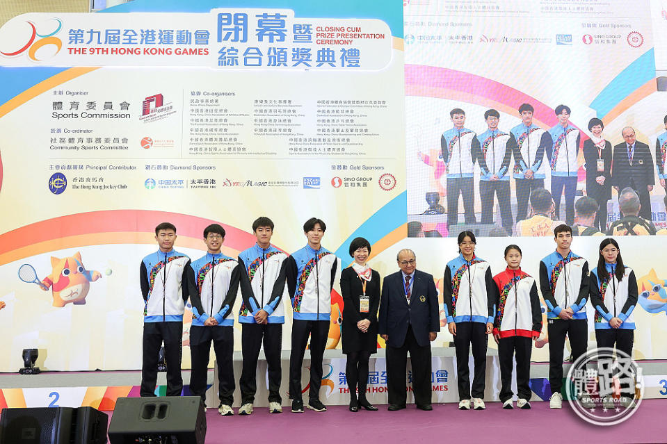 在游泳比賽打破大會紀錄的運動員均同樣獲銀哨子紀念，當中男子18歲以上組別50米胸泳的張智傑（左一）更打破香港紀錄。