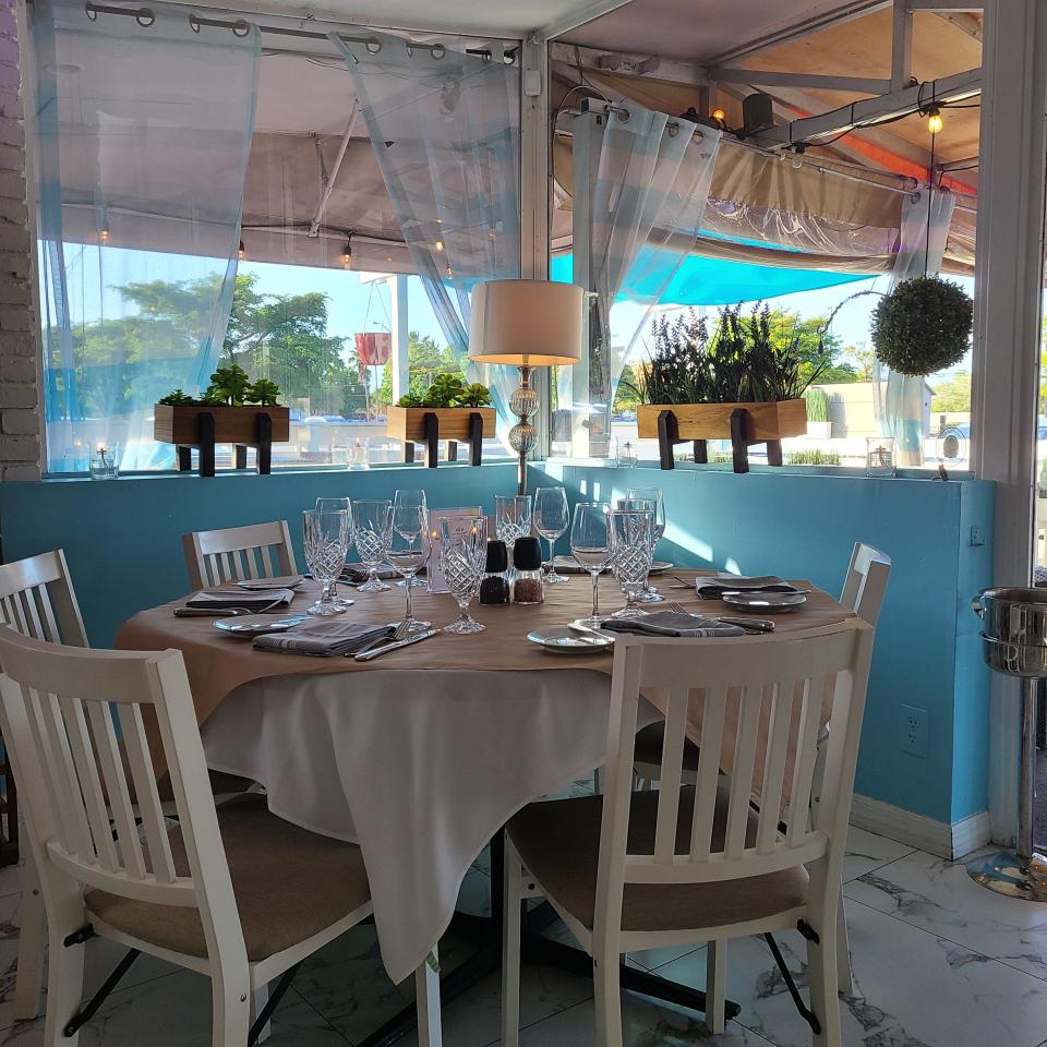 A corner table at Bistro la Baguette in East Naples, Fla.