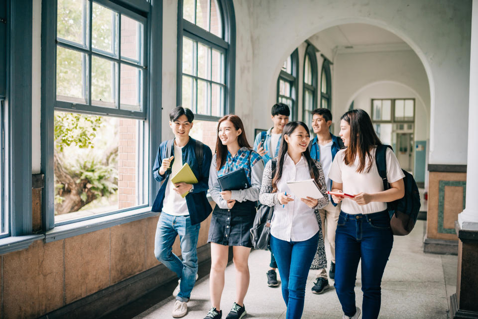 今（2023）年開始18歲變成年人了！不必父母同意，就可以自己購租屋、開戶、辦信用卡。圖/取自Getty