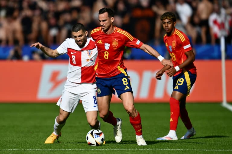 Les Espagnols Fabian Ruiz (c) et Lamine Yamal (d) avec le Croate Mateo Kovacic lors du premier match du groupe B de l'Euro, le 15 juin 2024 à Berlin (Christophe SIMON)