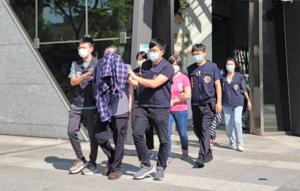 台北市刑警大隊逮捕涉嫌造假人頭詐領補助的林姓長照機構負責人等9人到案。（台北市刑大提供）