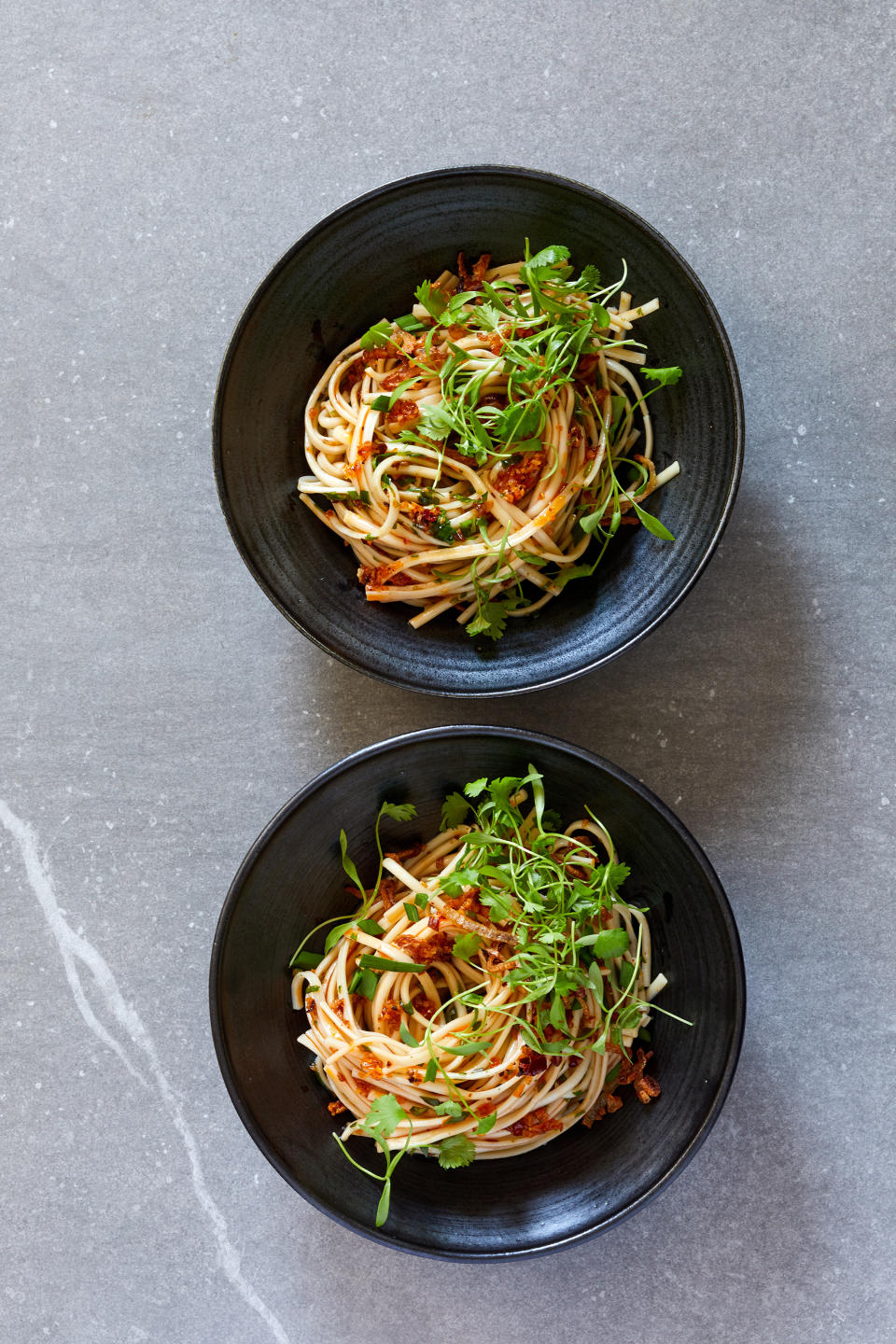 Fideos con aceite de chile y cilantro en Nueva York el 29 de junio de 2021. Estilista de alimentos: Frances Boswell. (Beatriz Da Costa/The New York Times)