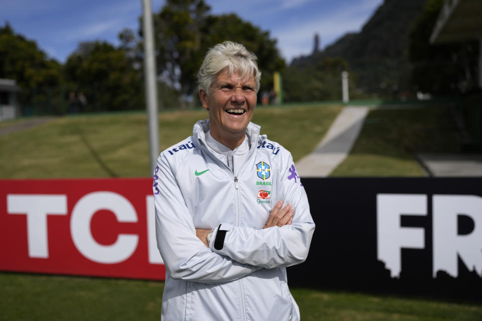 La entrenadora del equipo femenino de Brasil, Pia Sundhage, es entrevistada en el centro de entrenamiento de la Granja Comary, mientras prepara a su equipo para la Copa del Mundo, en Teresópolis, Brasil, el viernes 23 de junio de 2023. (AP Foto/Silvia Izquierdo)