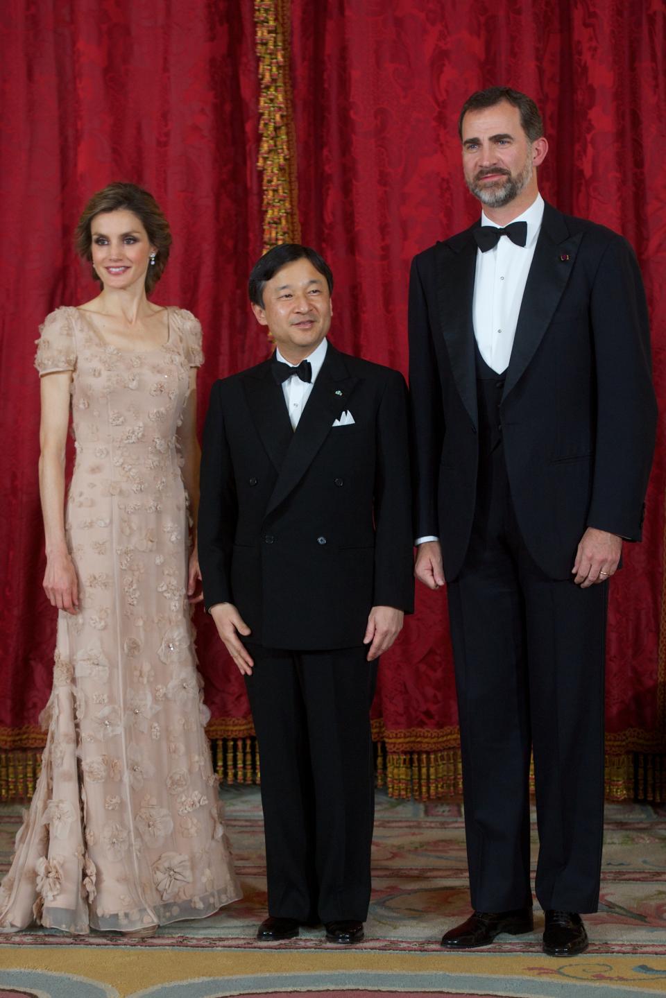 MADRID, SPAIN - JUNE 12:  Prince Felipe of Spain (R) and Princess Letizia of Spain (L) receive Crown Prince Naruhito of Japan (C) for a Gala Dinner at the Royal Palace during the third day of his visit to Spain on June 12, 2013 in Madrid, Spain. Japanese Crown Prince Naruhito is on a six-day official visit to Spain to mark the 400th anniversary of bilateral ties between the nations.  (Photo by Carlos R. Alvarez/WireImage)