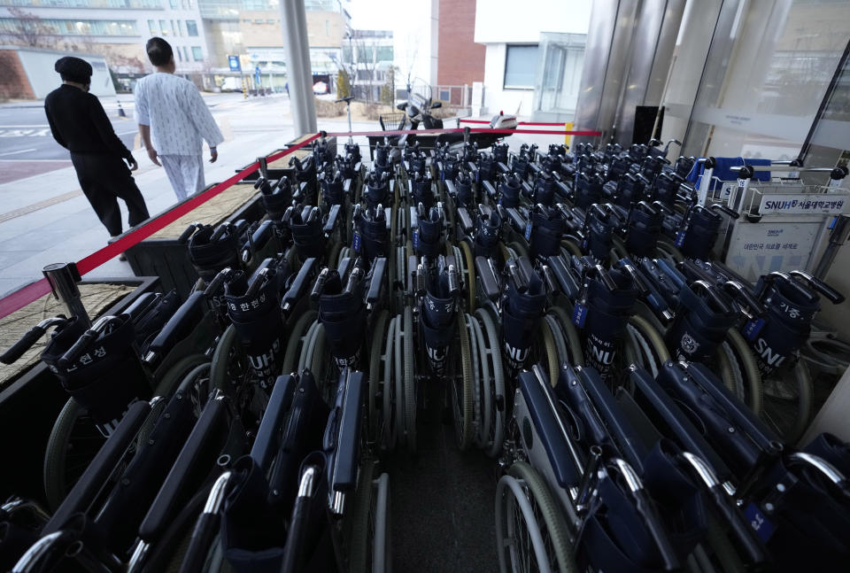 Sillas de ruedas, en el Hospital Universitario Nacional de Seúl, en Seúl, Corea del Sur, el 20 de febrero de 2024. (AP Foto/Ahn Young-joon)