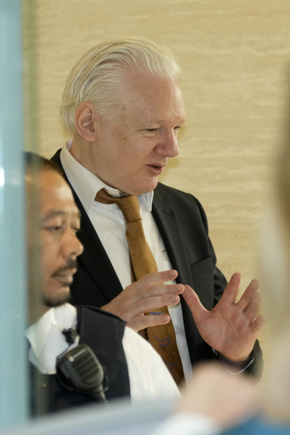 El fundador de WikiLeaks Julian Assange gesticula a su llegada a una corte federal estadounidense en las Islas Marianas del Norte el miércoles 26 de junio de 2024. (AP Foto/Eugene Hoshiko)