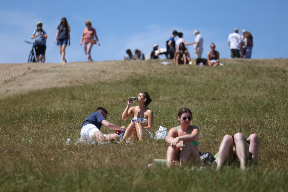 應對熱浪，近日不少英國人到公園乘涼。