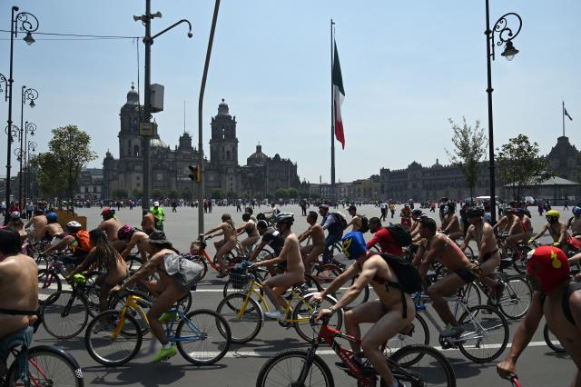 FOTOS Ciclistas desnudos toman Ciudad de México