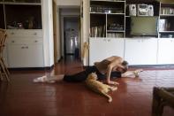 Carolina Wolf, bailarina del Ballet Teresa Carreño, entrena en la sala de su casa en Caracas durante la cuarentena por la pandemia del coronavirus, el martes 11 de agosto del 2020. (AP Foto/Ariana Cubillos)