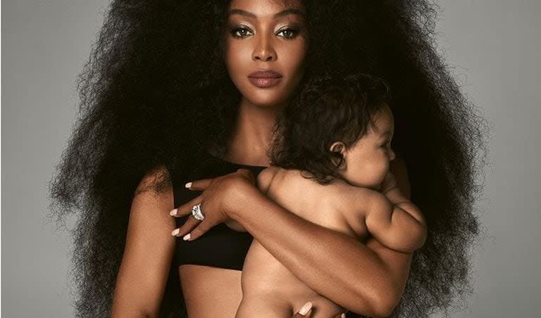 A los 50 años, Naomi Campbell posó por primera vez con su hija