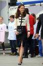 <p>Kates Besuch in Portsmouth brachte ihre militärisch-inspirierte Seite mit einer Bluse und einem Rock von Alexander McQueen zum Vorschein. Maritime Rupert-Sanderson-High-Heels und eine schwarze Tasche von Jaeger machten den Look perfekt.</p><p><i>[Photo: PA]</i></p>