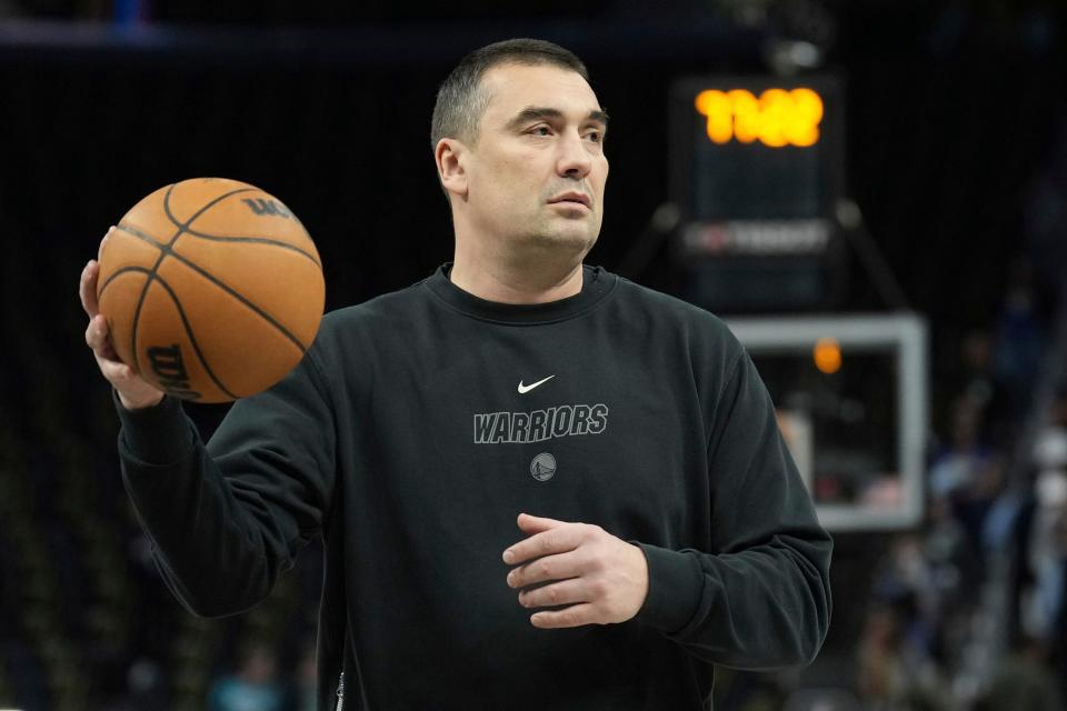 Warriors assistant coach Dejan Milojevic passes the ball before an NBA basketball game against the Pelicans in San Francisco on March 28, 2023.