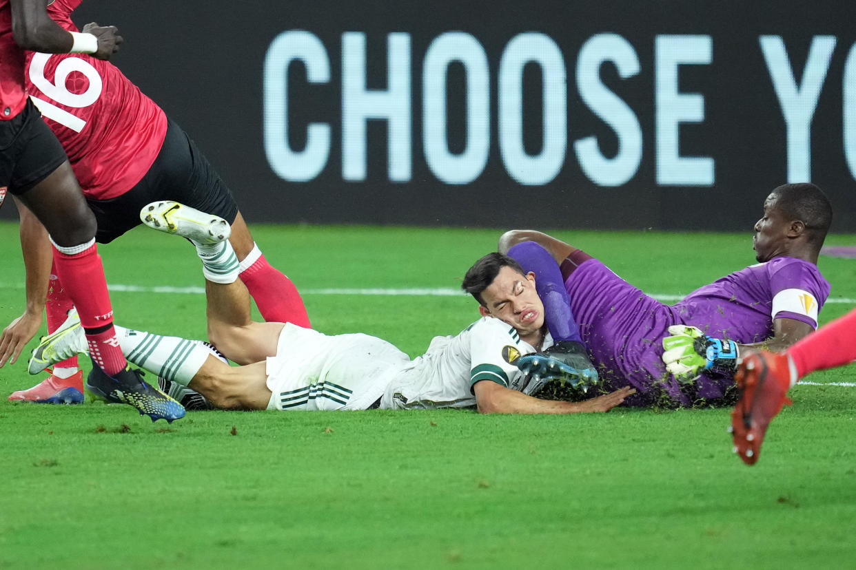 ARLINGTON, TX - JULY 10: Mexico forward Hirving Lozano (22) collides with Trinidad & Tobago goalkeeper Marvin Phillip (1) in action during a CONCACAF Gold Cup group stage match between Mexico and Trinidad & Tobago on July 10, 2021 at AT&T Stadium in Arlington, TX. (Photo by Robin Alam/Icon Sportswire via Getty Images)