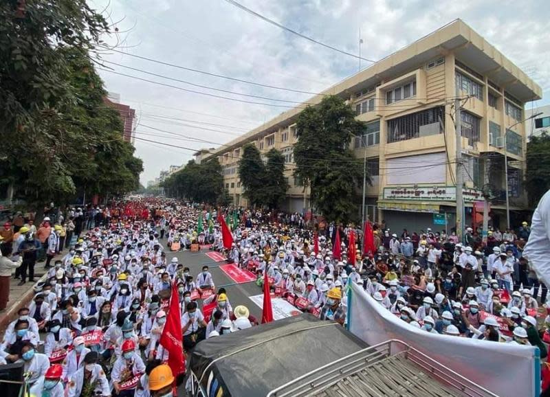 緬甸於本月初發生政變，大規模民眾上街抗議軍政府奪權。（翻攝Save Myanmar推特）