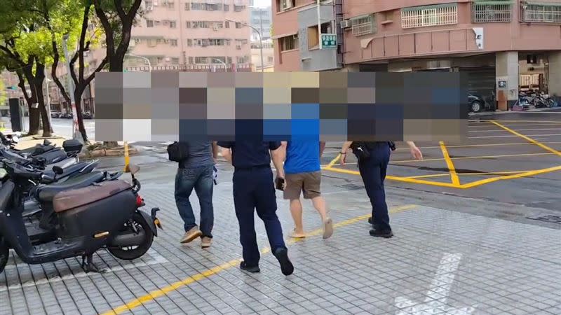 動手的張姓、蔡姓男子遭警方依強制罪移送。（圖／翻攝畫面）