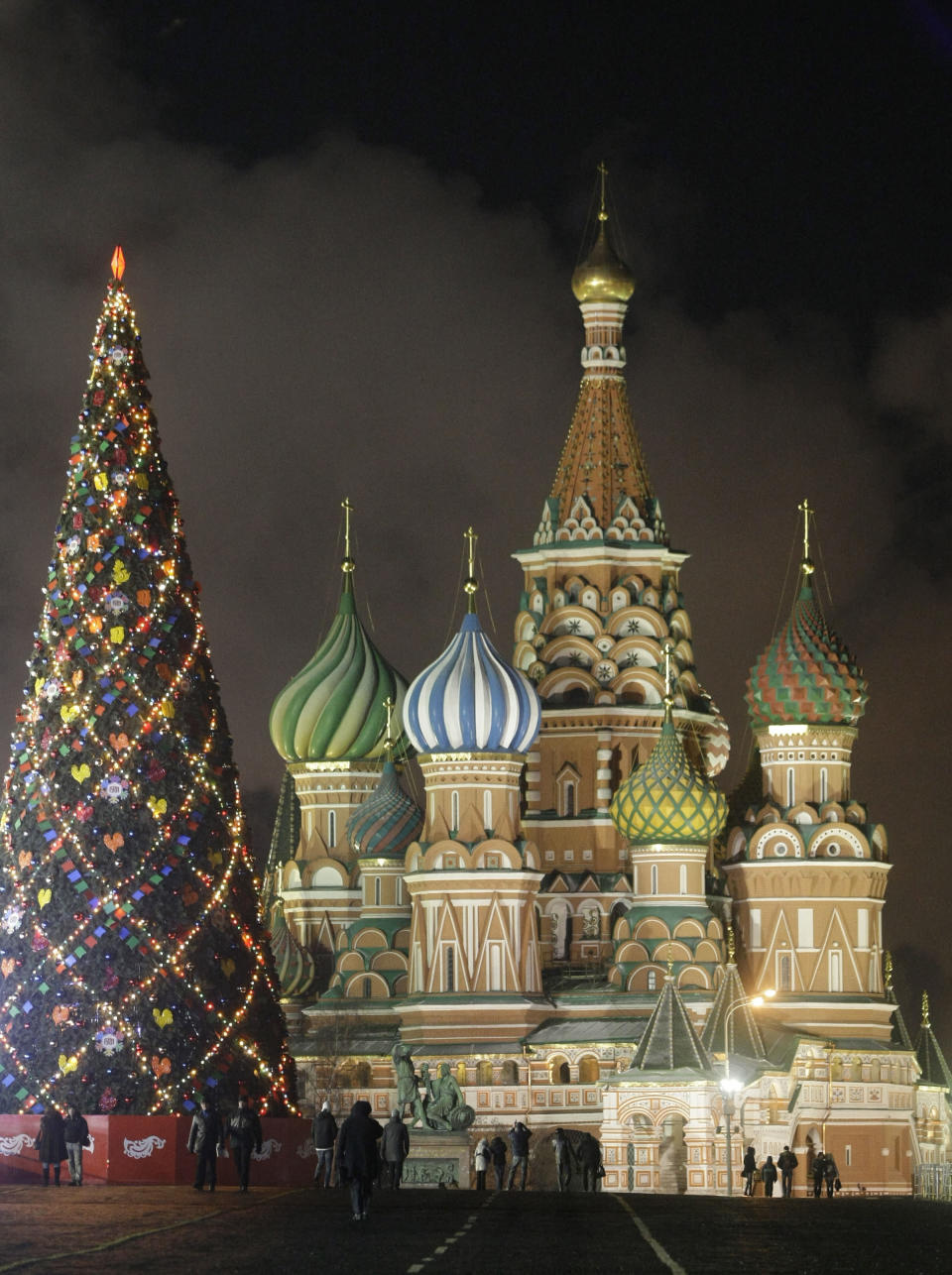 Aspecto del árbol de Navidad instalado en la Plaza Roja de Moscú. AP Photo/Mikhail Metzel