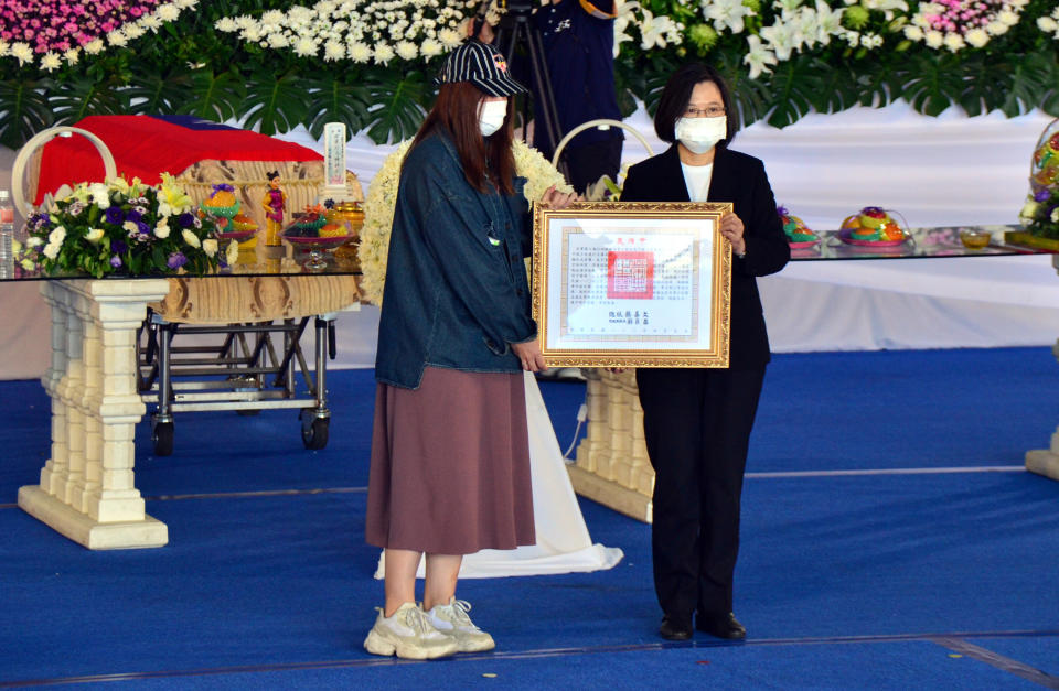 空軍司令部10日上午在空軍台東志航基地舉行殉職飛官羅尚樺公祭典禮，總統蔡英文（右）頒發羅尚樺褒揚令，由羅尚樺妻子（左）代表接受。（中央社） 