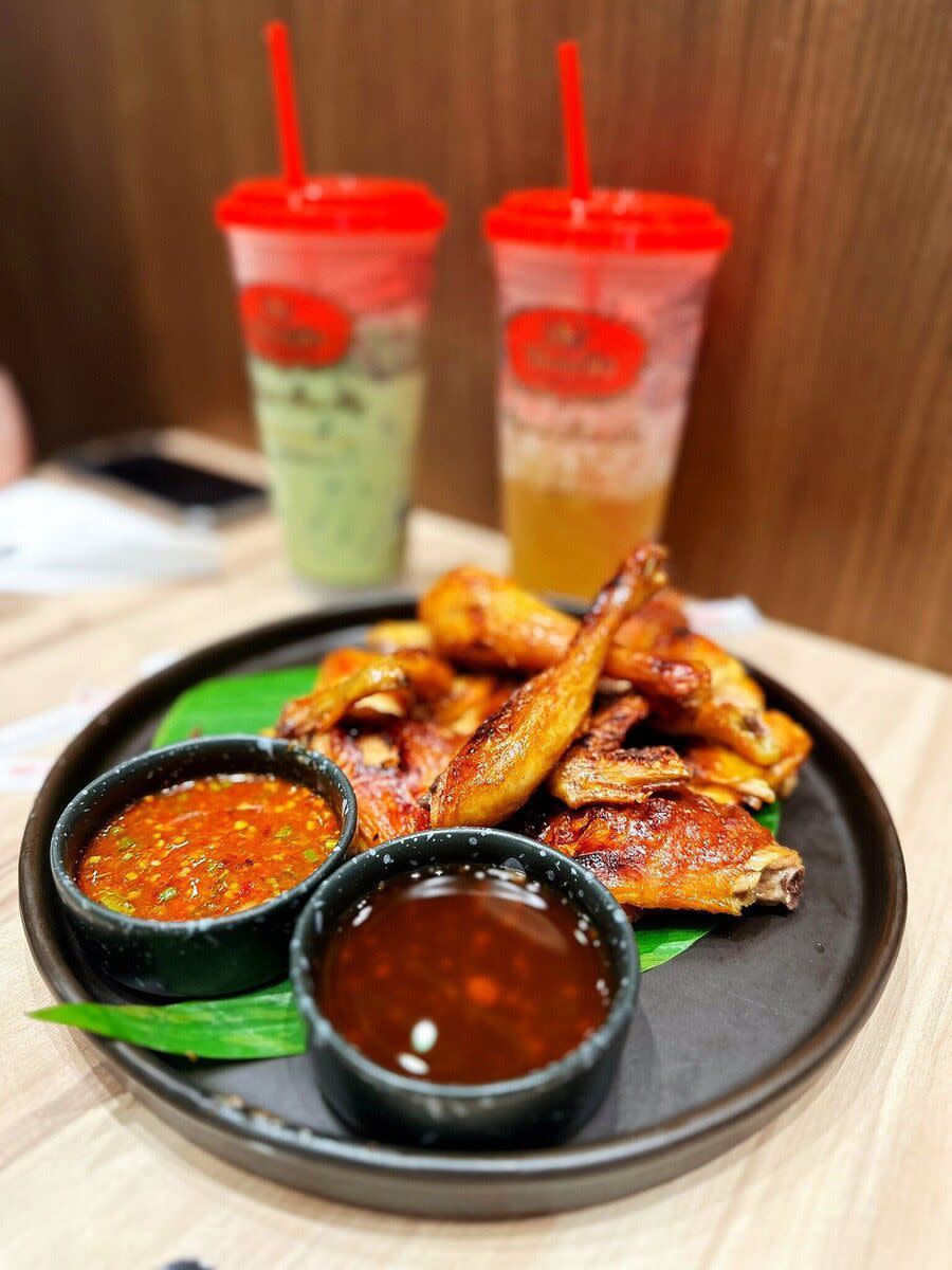 Thai Chicken Wings and Two Thai Teas, Siam Paragon, Bangkok