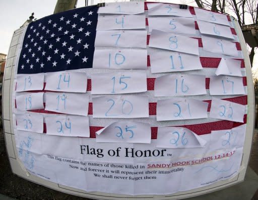 Un bandera de honor espera los nombres de las 27 víctimas de la matanza ocurrida en una escuela de Connecticut.