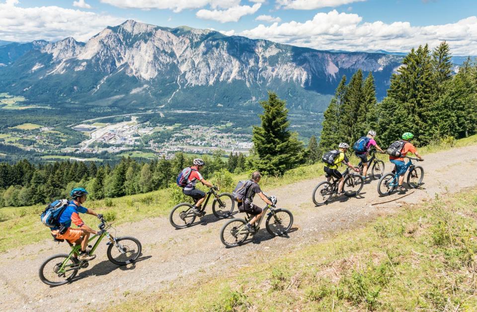 Radtouren führen Reisende durch fremde Landschaften. - Copyright: Saro17/Getty Images