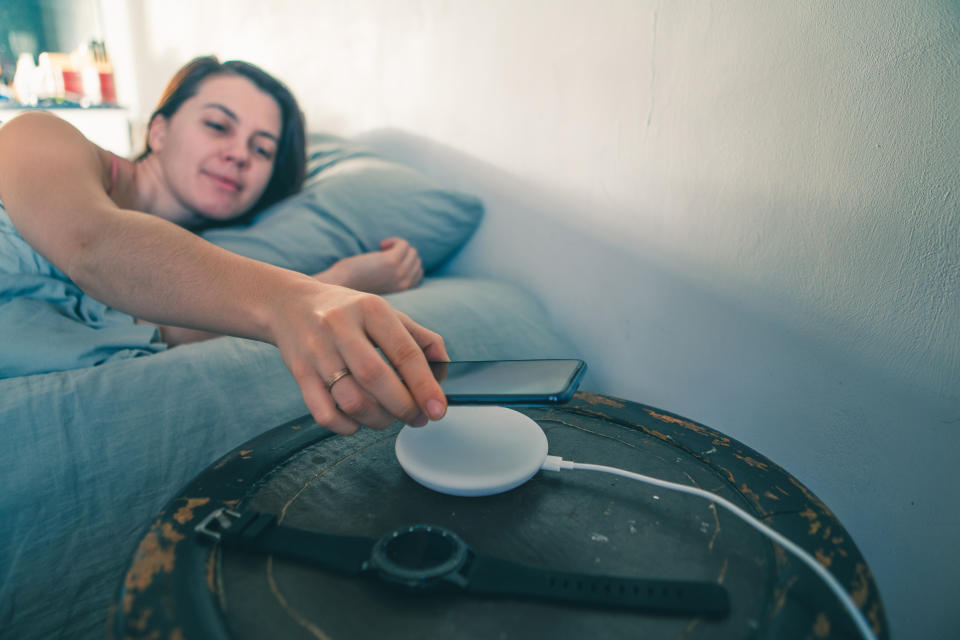 Apple no es el único que ha dado la voz de alarma sobre los peligros de la cargar los celulares por la noche. Foto: Getty Images. 