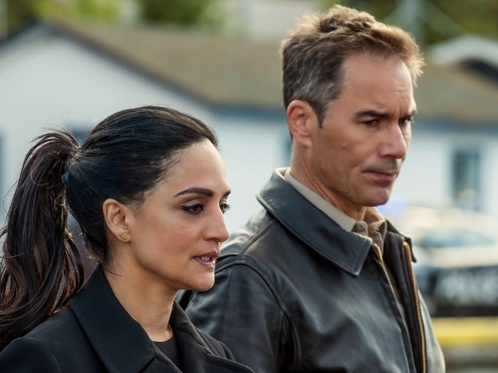 Serien-Hauptdarstellerin Archie Panjabi an der Seite von "Departure"-Neuzugang Eric McCormack. (Bild: © 2022 Shaftesbury Departure III Inc. & Pope Departure Season 3 Inc. All rights reserved.)