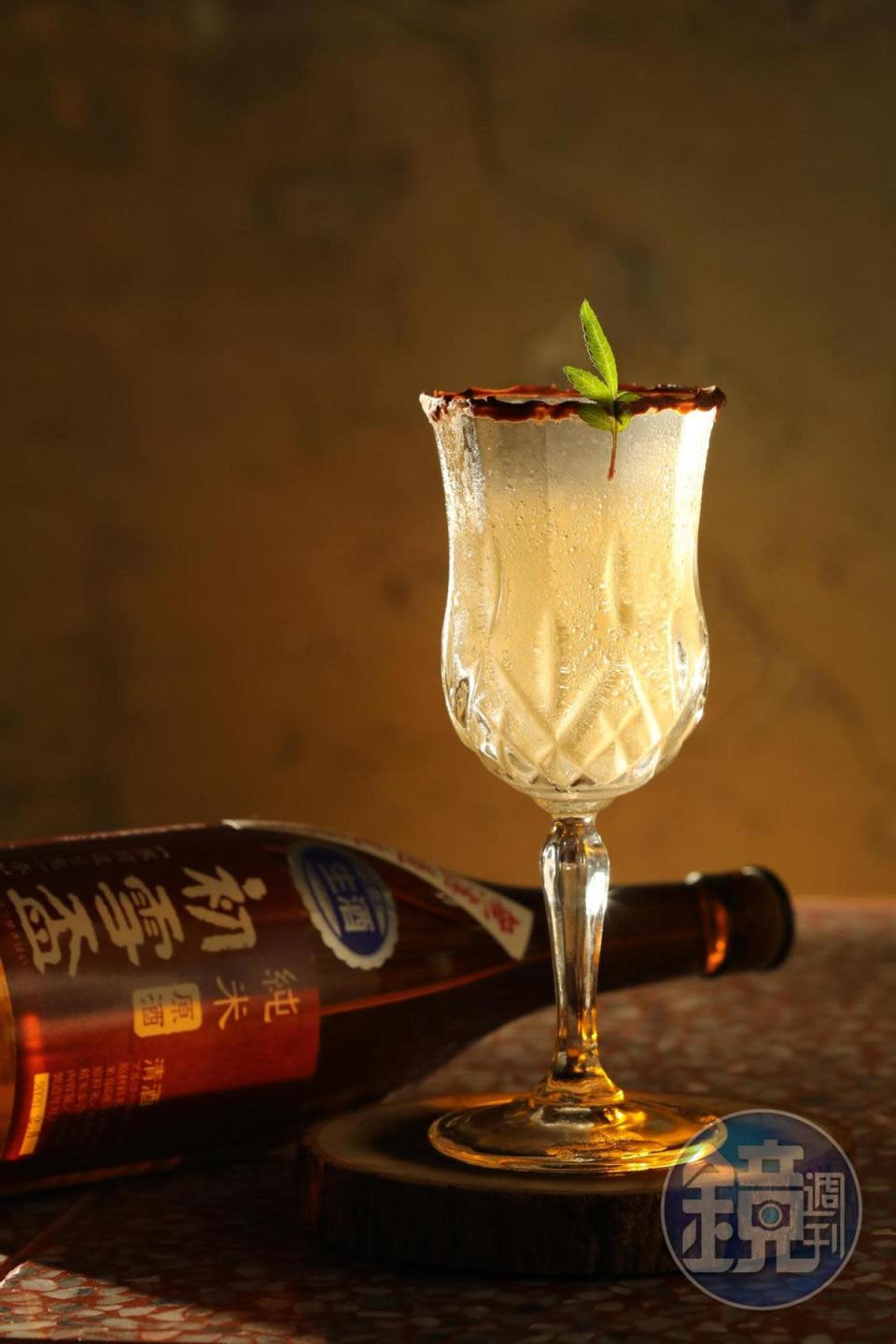 清酒調酒「夏香」在酸甜調性中，以杯緣的牛奶巧克力賦予油脂感。（420元／杯）