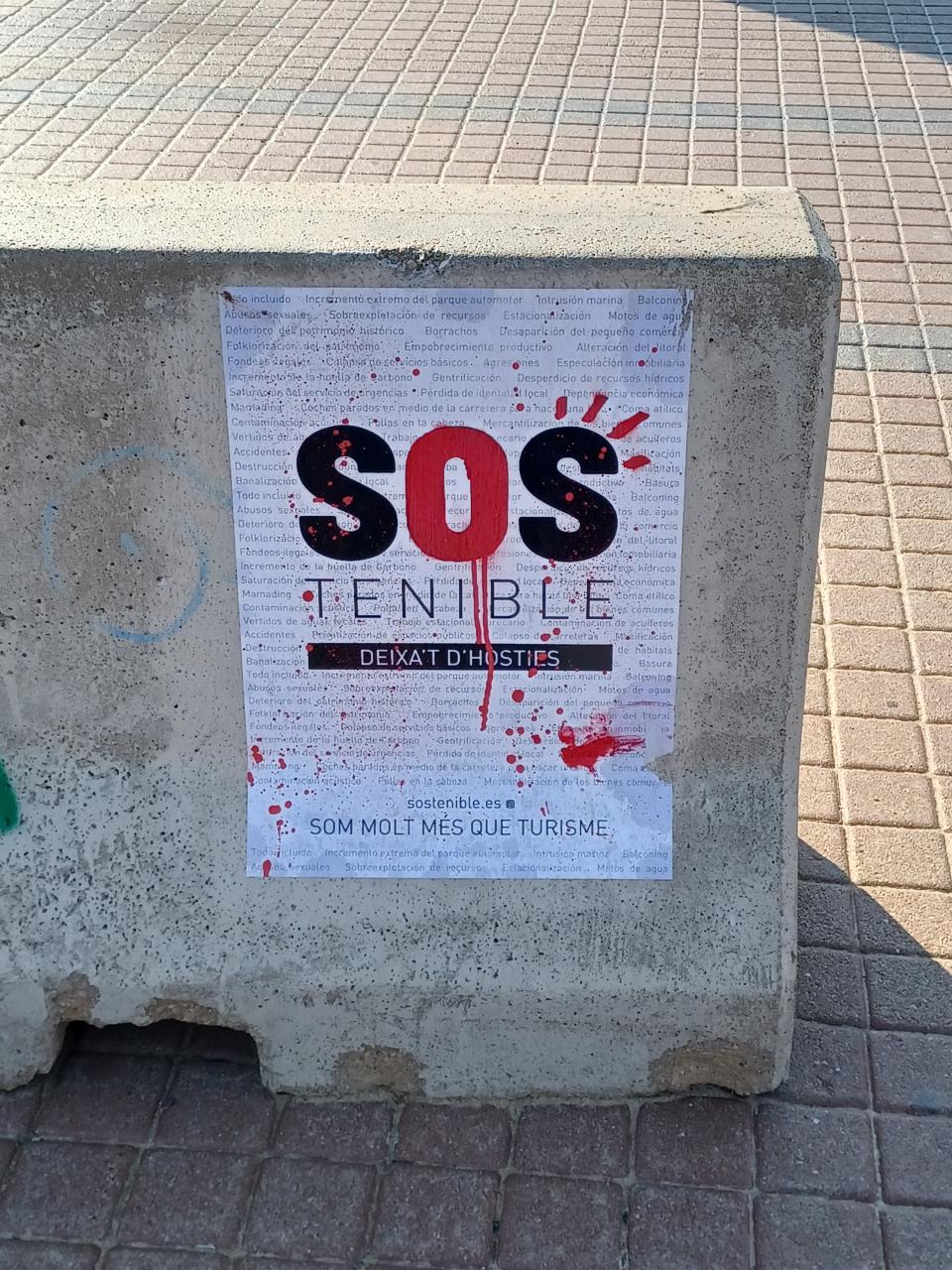 <span class="caption">Affiche du mouvement SOS Tenible sur la plage de S’Arenal. Photo T. Szpyrka, 04/2021.</span>