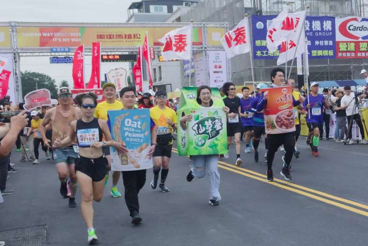 田中馬21K由泰山企業產品人八寶粥、仙草蜜等領跑出發。(圖：泰山提供)