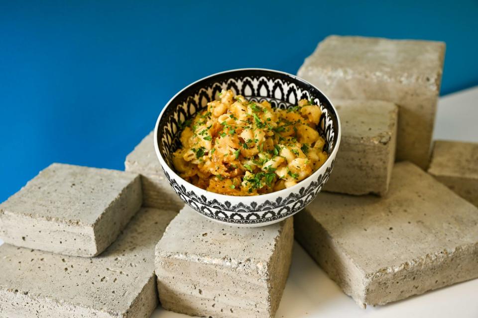 Cooking with Que's mac and cheese is a new food for Detroit Lions fans at Ford Field this season.